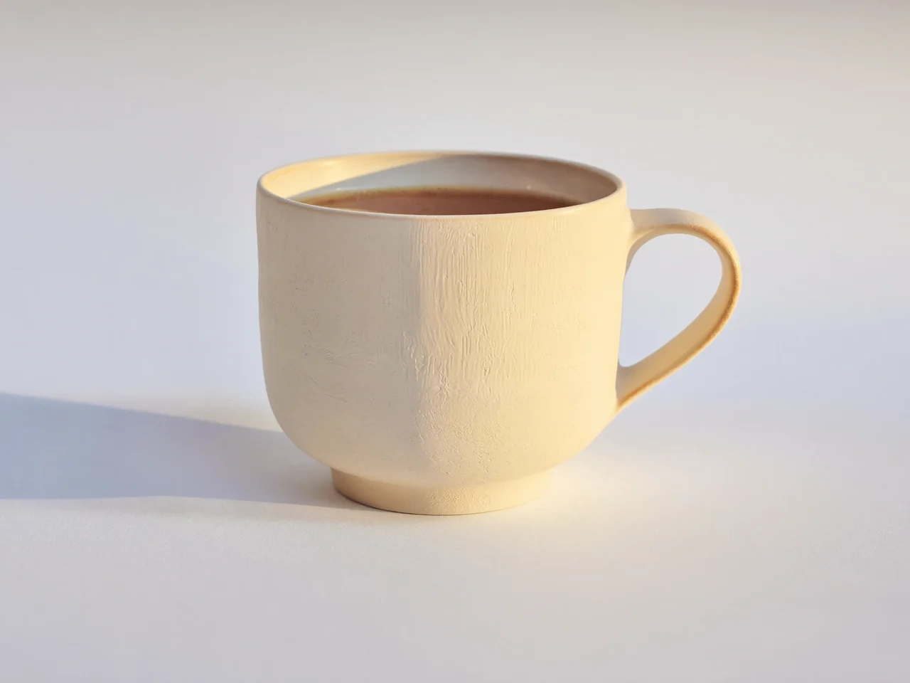 Illustration: Keramiktasse auf nahtlosem Weiß mit weichem Licht und sauberem Schatten